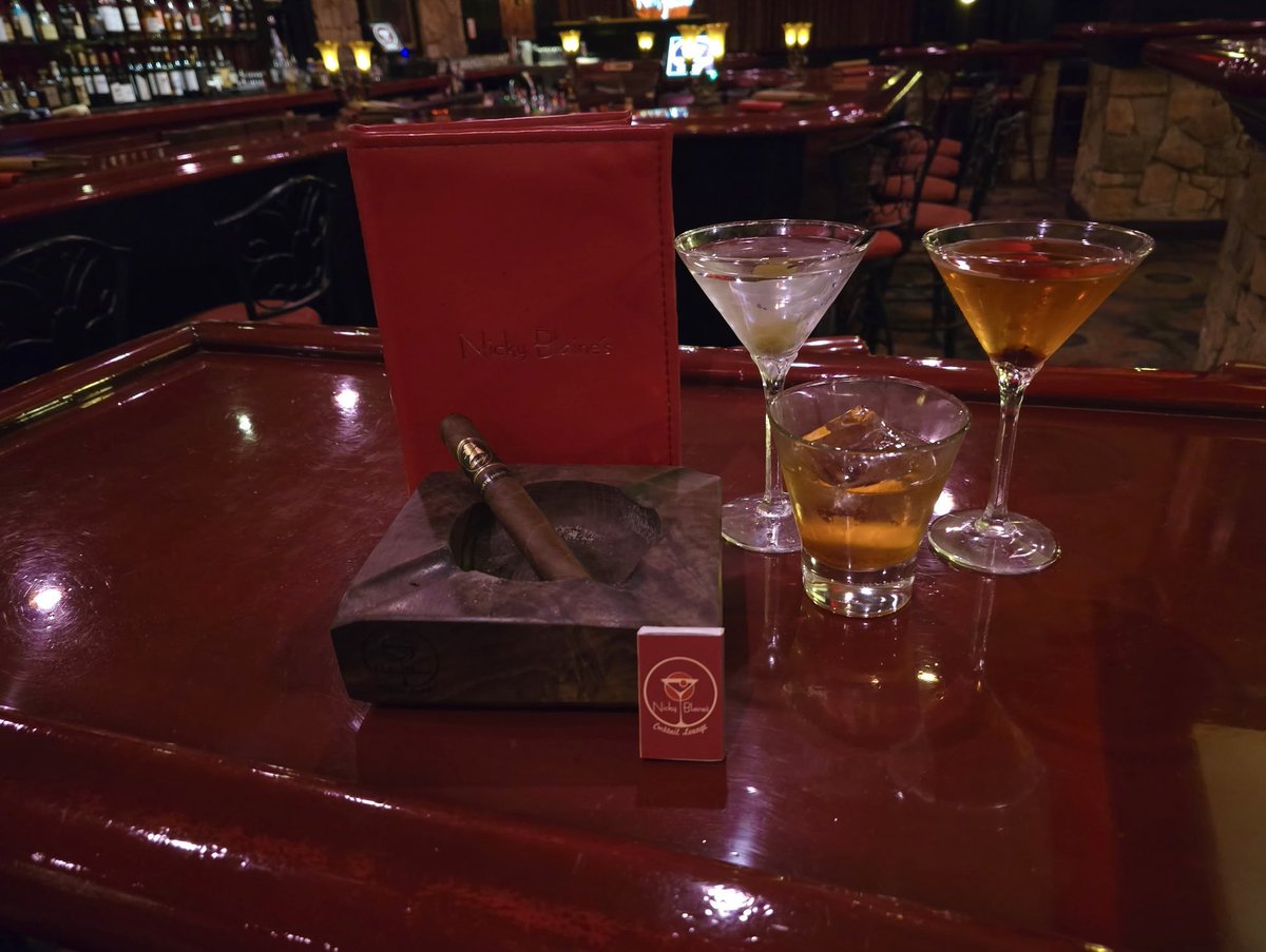 nickyblaines's tweet image. Sweater Weather~ Let’s Go! 
Enjoy the Classics and our Fall 🍂🍁
Cocktails #nickyblaines #downtown #indianapolis Open 4 pm daily