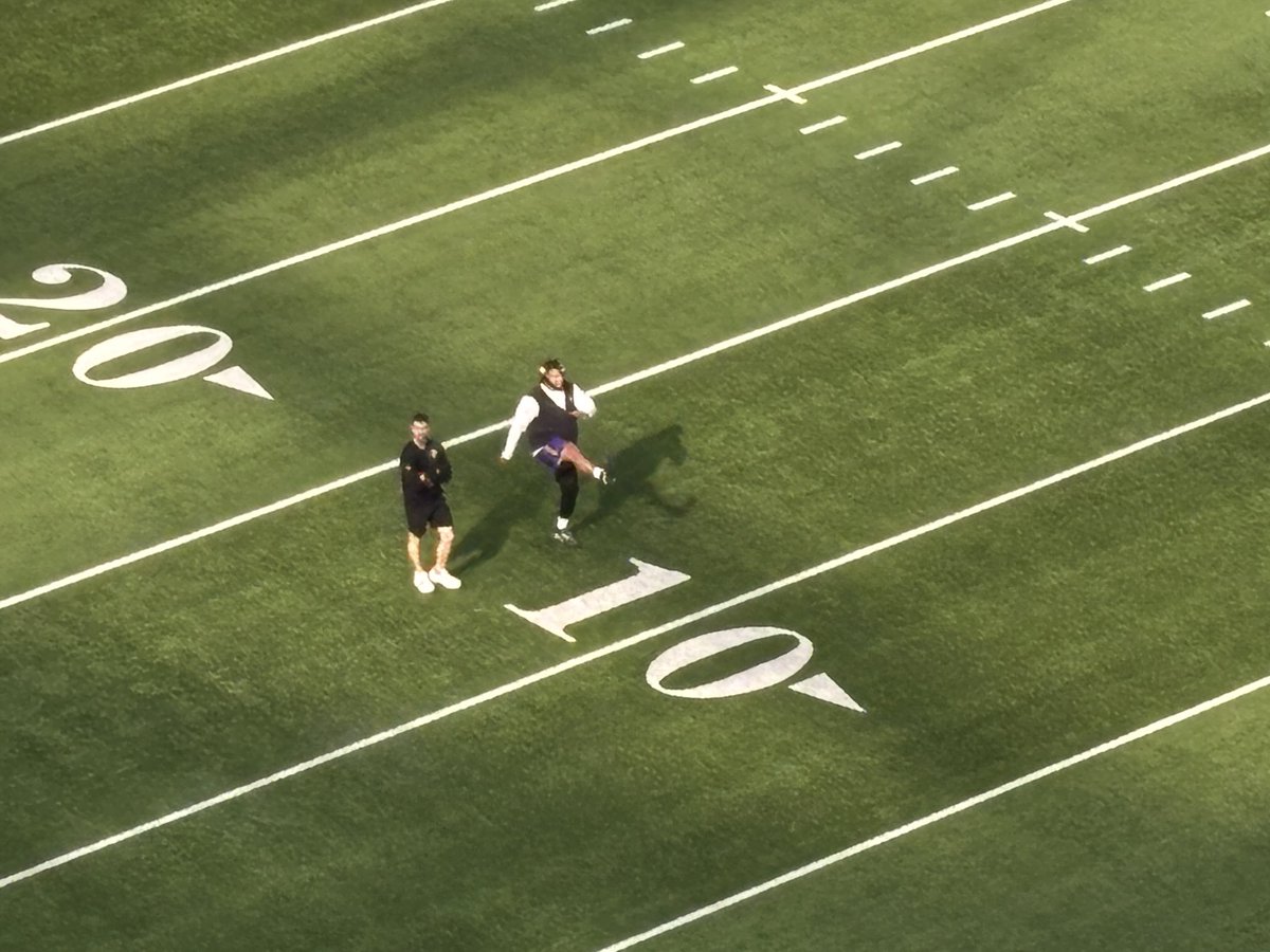 Christian Darrisaw starting an early pregame workout with an athletic trainer. He popped up on the injury report yesterday (knee) and is questionable for tonight’s game. 