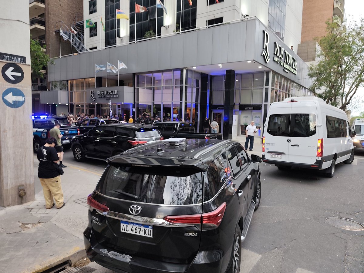 Impresionante operativo de seguridad para cuidar al payaso Fascista de Milei del repudio de la calle. 
En Rosario no queremos a los empleados de Trump, Bessent y la JP Morgan