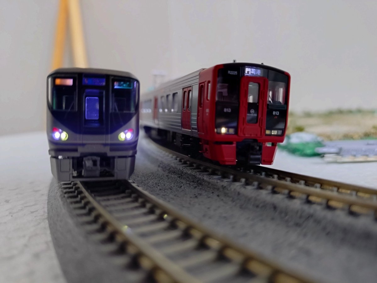 MUSEN_official's tweet photo. [部員]こんにちは昨日の投稿忘れてました(^_^;)
今回はジャッキ(？)2号機の塗装が終わりました！何か色々あってまさかの黒です笑
そして、伏線レールにカントがある事が分かったので(今更)車両を並べて撮ってみました！
今、私結構伏線伏線お気に入りです笑 https://t.co/5cv9Vuiw3e