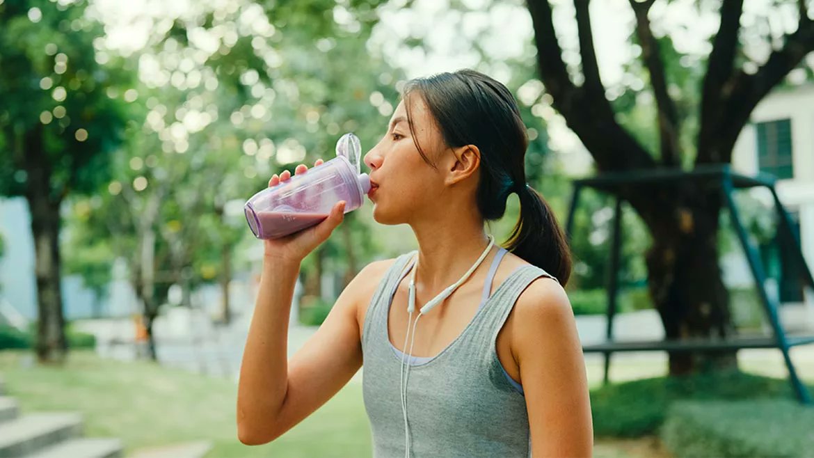 BeverageInd's tweet image. “Consumers seek wellness and convenience and are drawn to products with functional benefits — such as added vitamins, adaptogens or botanicals,” she shares.
(Image courtesy of MTStock Studio/E+ via Getty Images)
#BeverageIndustry #Masking

brnw.ch/21wWT02