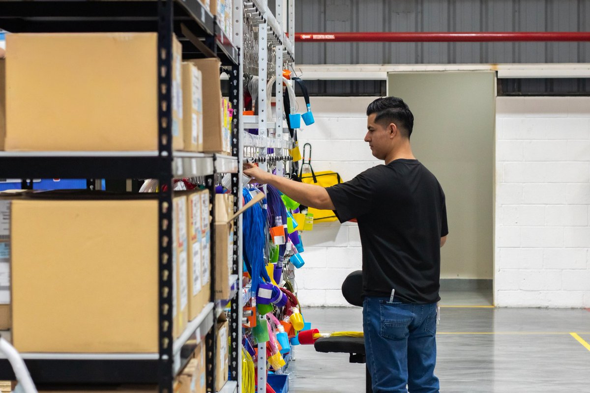 🌎 Desde la línea de ensamblaje de conexiones eléctricas del mundo. 
EDS Manufacturing eligió El Salvador 🇸🇻 para seguir creciendo.

Con una inversión de $20 millones, la empresa producirá arneses eléctricos y componentes electromecánicos y generará 500 empleos directos. ⚙️💡