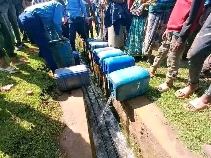 መንግስት በአንድ በኩል በቢሊዮን የሚቆጠር ገንዘብ አውጥቶ የቢራ ፋብሪካ ይገንባል በሌላ በኩል ደግሞ የስንት ድሀ እናቶች የገቢ ምንጭ እና መተዳደርያ የሆነው አረቂ ህገወጥ መጠጥ ነው ብሎ በዚህ መልኩ ሜዳ ላይ ይደፋል።