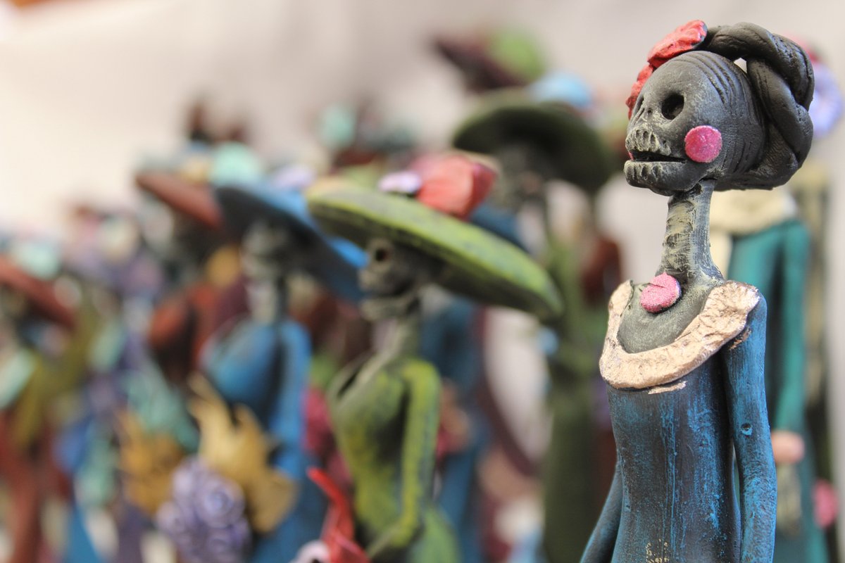 Michoacan's tweet photo. 🎨 En #Capula, las catrinas cobran vida entre manos artesanas.
Tradición, color y orgullo michoacano en cada figura. 💀🌸
#Michoacán #elAlmadeMéxico https://t.co/0ST2WhyS6n