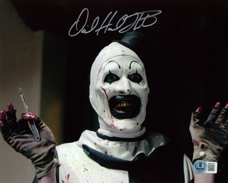 VeriSigned's tweet image. VeriSigned delivers a scream in shrinkwrap—autographed shots of #DavidHowardThornton as Art the Clown, the sadistic star of Terrifier.  eBay tinyurl.com/tbuj5p52 and Amazon tinyurl.com/3rwbwnd9
#Terrifier #ArtTheClown #horroricon #authentic #beckett