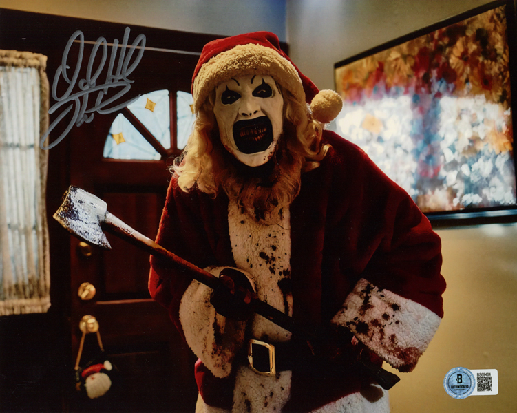 VeriSigned's tweet image. VeriSigned delivers a scream in shrinkwrap—autographed shots of #DavidHowardThornton as Art the Clown, the sadistic star of Terrifier.  eBay tinyurl.com/tbuj5p52 and Amazon tinyurl.com/3rwbwnd9
#Terrifier #ArtTheClown #horroricon #authentic #beckett