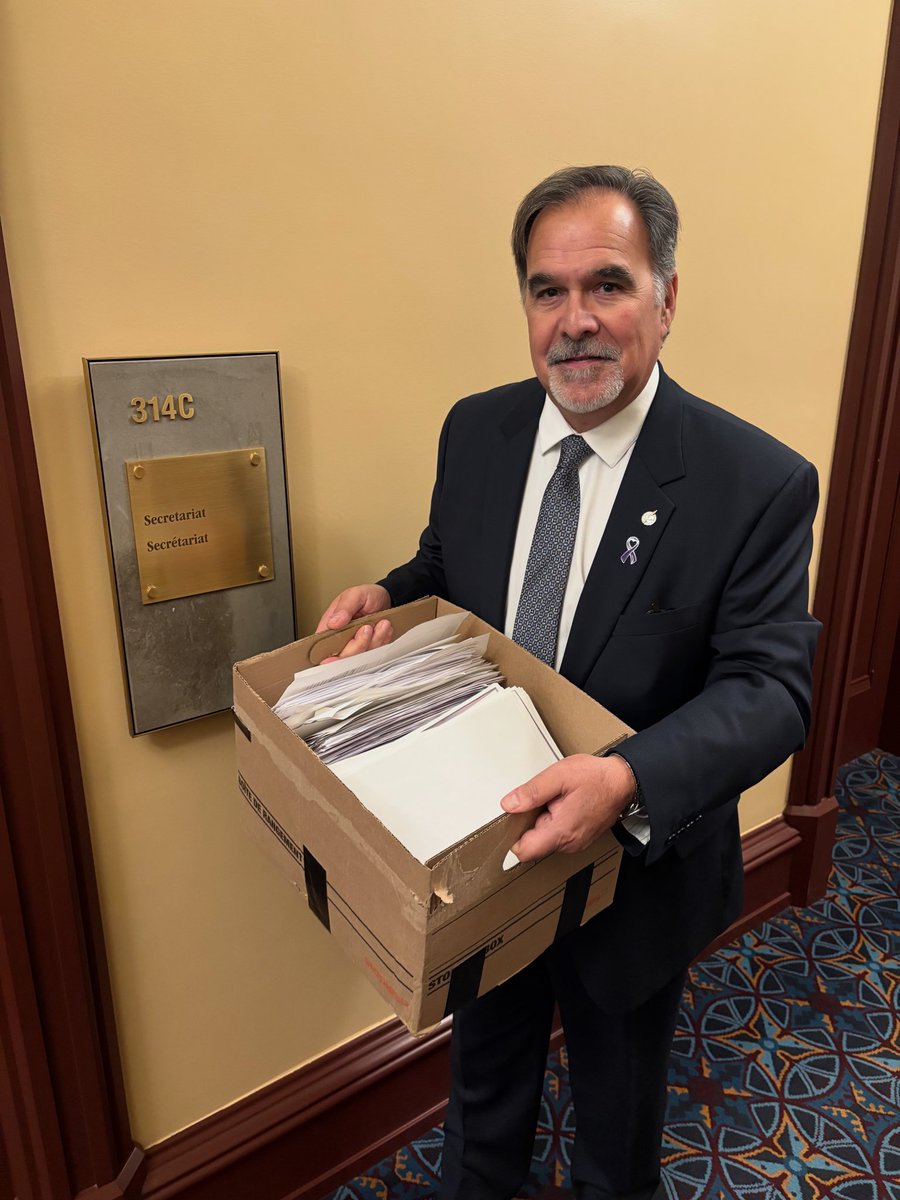 freddaviescpc's tweet image. Today, I delivered your signatures to the Clerk of the House of Commons for my petition in support of Little E, and for change to our criminal justice system.
It was humbling to bring these stacks and stacks of paper up to Parliament Hill so that your voices can be heard by this…