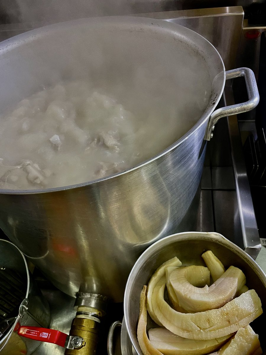 おはようございます☀
最近まであんなに暑かった厨房がこんなにも寒い❄️朝からスープ炊きます🍜
本日もご来店お待ちしております！
【営業時間】
・11:00-15:00（14:45）
・18:00-21:00（20:45）
【定休日】
・水曜日、(土)夜の部
#埼玉ラーメン
#豚骨ラーメン
#さいたま市ラーメン
#鉄道博物館