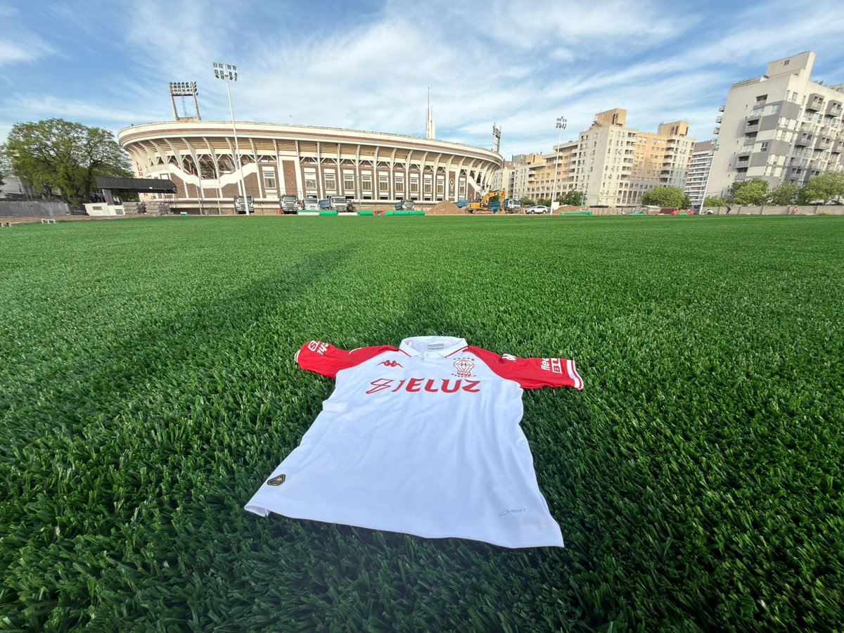 Realmente cuesta creer que escribis objetivamente. Para tu info, ese predio era un complejo de instalaciones de gas y fue laborioso llegar a colocar la alfombra q decis y consecuencia d lo mucho hecho por muchos. Increible q no disfrutes los logros #Huracan @cahuracan