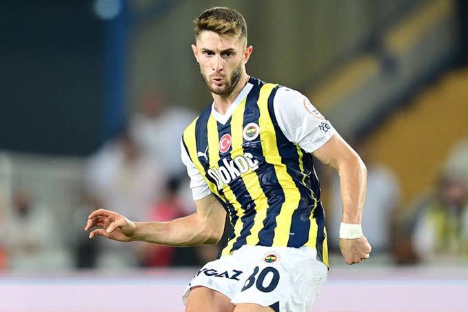 Bakın bunu 50 kez dedim! 

bu çocuk varya, 6 numara kıtlığının hakim olduğu Modern futbolda dünya çapında bir futbolcu. 

Haç kolye takip boğazına dövme yaptırsa 50-60 milyon Euro. 
Silahla hastane basıp, mankenden mankene atlamadığı için konuşulmuyor. 

Müthiş profesyonel,