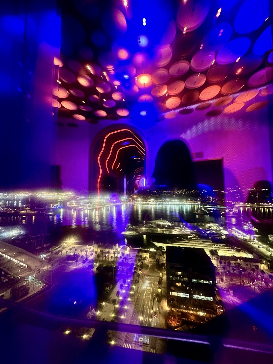 Jasm92's tweet image. Vue panoramique, ambiance chic et service soigné. Le spot parfait pour un dîner avec style #NoxeBarcelona #Rooftop #BarcelonaNights #GoodVibes #WhotelBarcelona