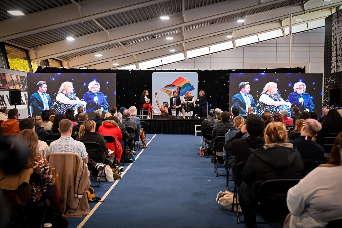 Nuestra presidenta Andrea Rivas participó de la conferencia global #SaferToBeMe en Newcastle, Reino Unido.
📌 Un espacio internacional de más de 500 participantes de 40 países, para reforzar los derechos #LGBTİ+ ante los desafíos actuales
#AFDAFamiliasDiversas #DDHH #AFDA