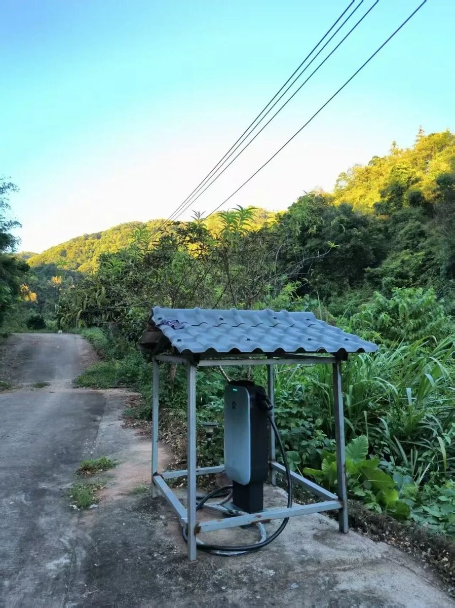 ruima's tweet image. Upgrading rural infrastructure in China sometimes looks like this:
A lone $NIO EV charger in the middle of the Guangdong countryside.

This photo made me laugh, probably because of the crazy stark contrast