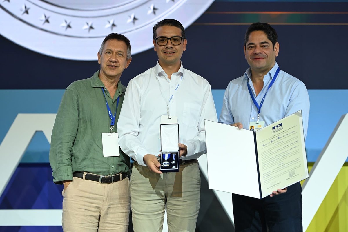 ⚡️ Reconocimiento a nuestro compromiso💛

Recibimos de @CamacolCol la Orden al Mérito Líder de la Construcción, grado Medalla de Plata, por nuestro aporte al desarrollo del sector y 70 años de servicio.

#InspiradosConBuenaEnergia 👷🏻‍♂️