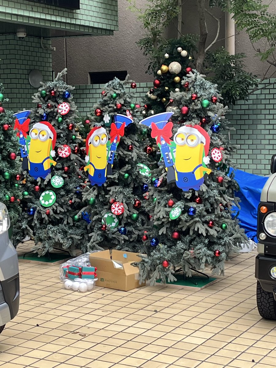 おはようございます。

本日も宜しくお願いします。

近所のイベント会社さん。
もうクリスマスツリーの準備。

市内の百貨店とか、地下街とかに
並ぶのかな？

あっという間に年末やね〜。

menyamuchyu