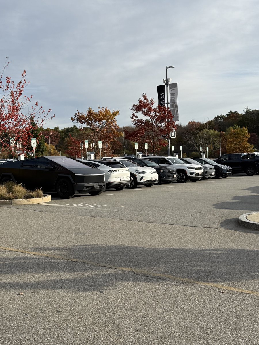 Went to an Energy Solutions Summit today at Gillette Stadium. Lot of cool stuff and of course lots of EVs in the lot today. Free charging here but no spots available. Hell yeah 📐(booo jeep👎)

They were painting the field today, cool to watch throughout the day.