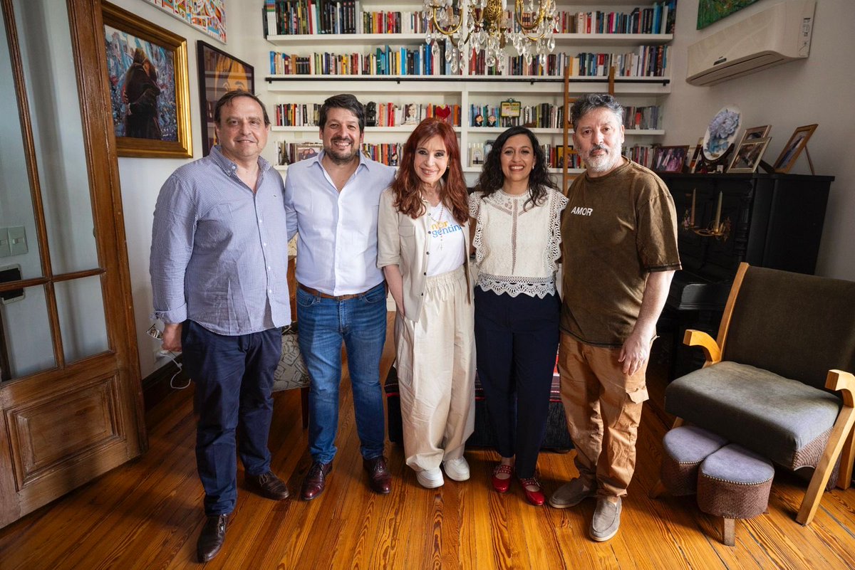 .<a href="/CFKArgentina/">Cristina Kirchner</a> con el peronismo jujeño ✌🏽🇦🇷

Hoy compartimos una reunión en San José 1111, donde se encuentra injustamente detenida y proscripta.

Este 26/10 los peronistas vamos a ir a las urnas a defender la bandera argentina y frenar a Milei en el Congreso
.