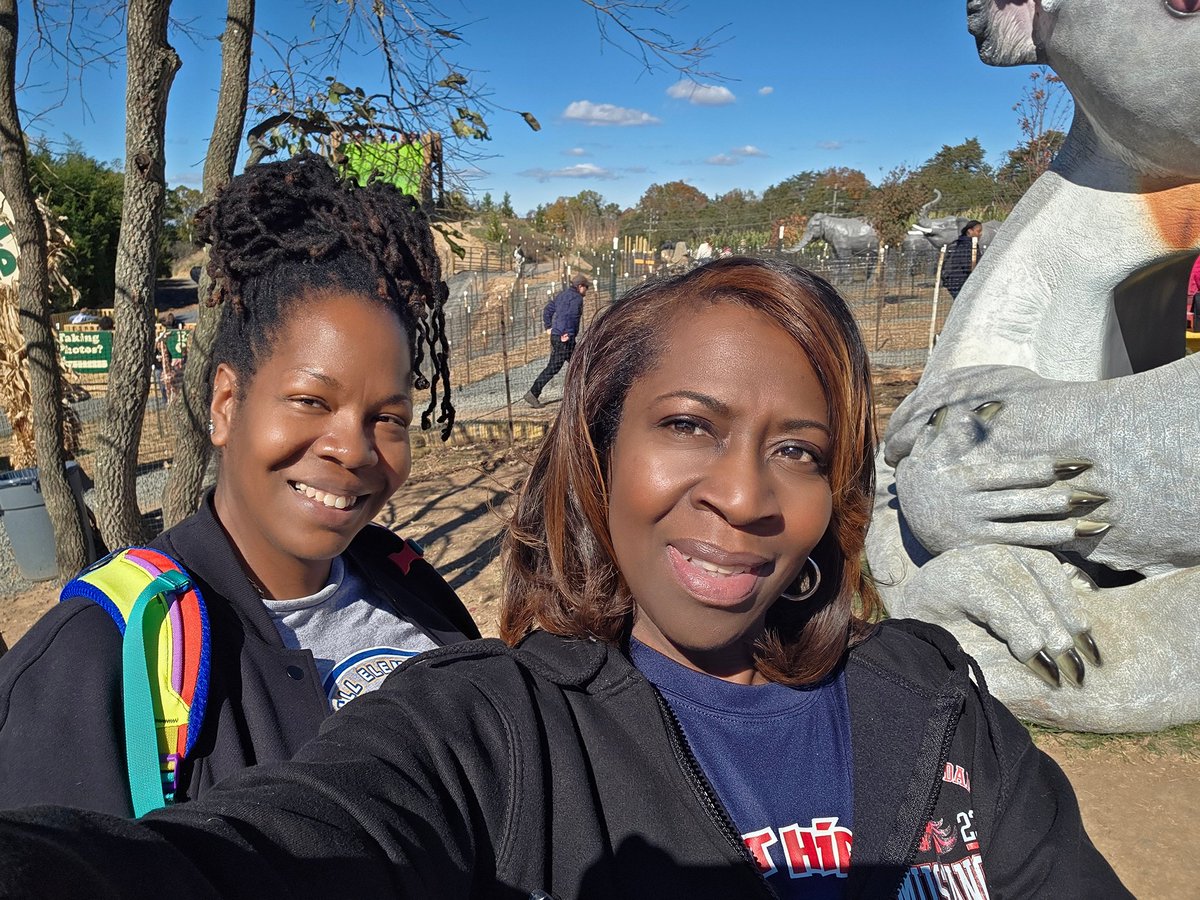 mrsjessicagrant's tweet image. Today was a great day for a field trip to Cox Farm! I even ran into my PrinciPal @SLipfordTransou! 🐄🚜🍎 #FieldTrip #Farm #Principal #Fun