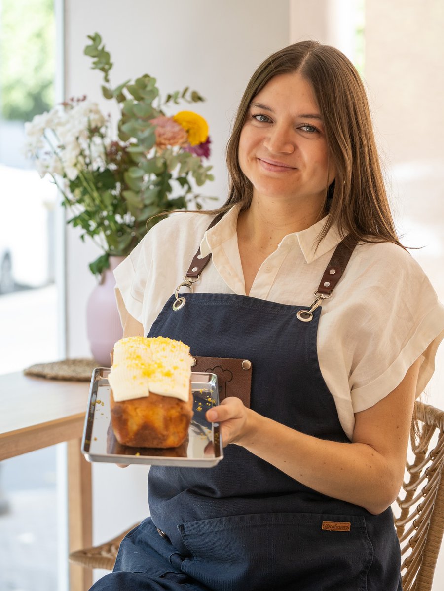juanluispavon1's tweet image. Conoce a la colombiana Diana Gutiérrez 🍰, que eligió Sevilla como ciudad donde residir y emprender, y con la mentorización de Sevilla Emprendedora ha materializado su sueño de crear un negocio de repostería artesanal, La Mona Pastelería. 
Conoce a Reyes Pueyo 👩, que en Sevilla…
