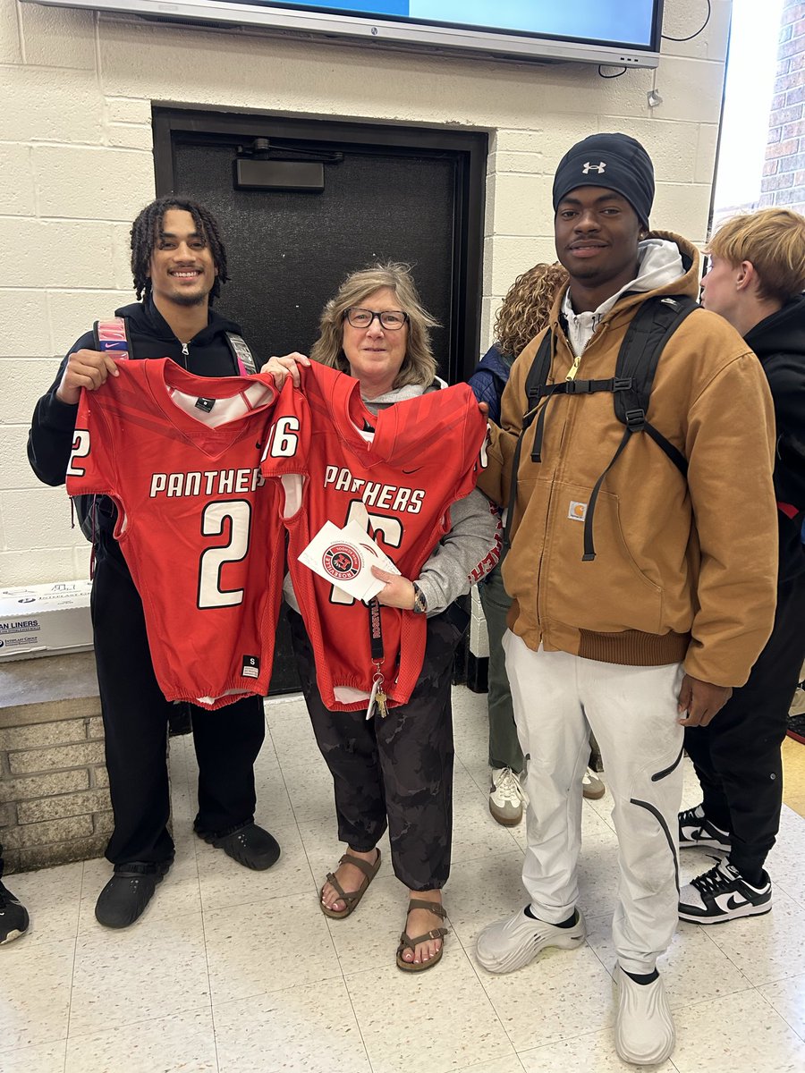 i’m thankful for my teacher ms pesek and my teammate jason 
<a href="/RVille_Football/">Roseville Football</a> #ThankfulThursday