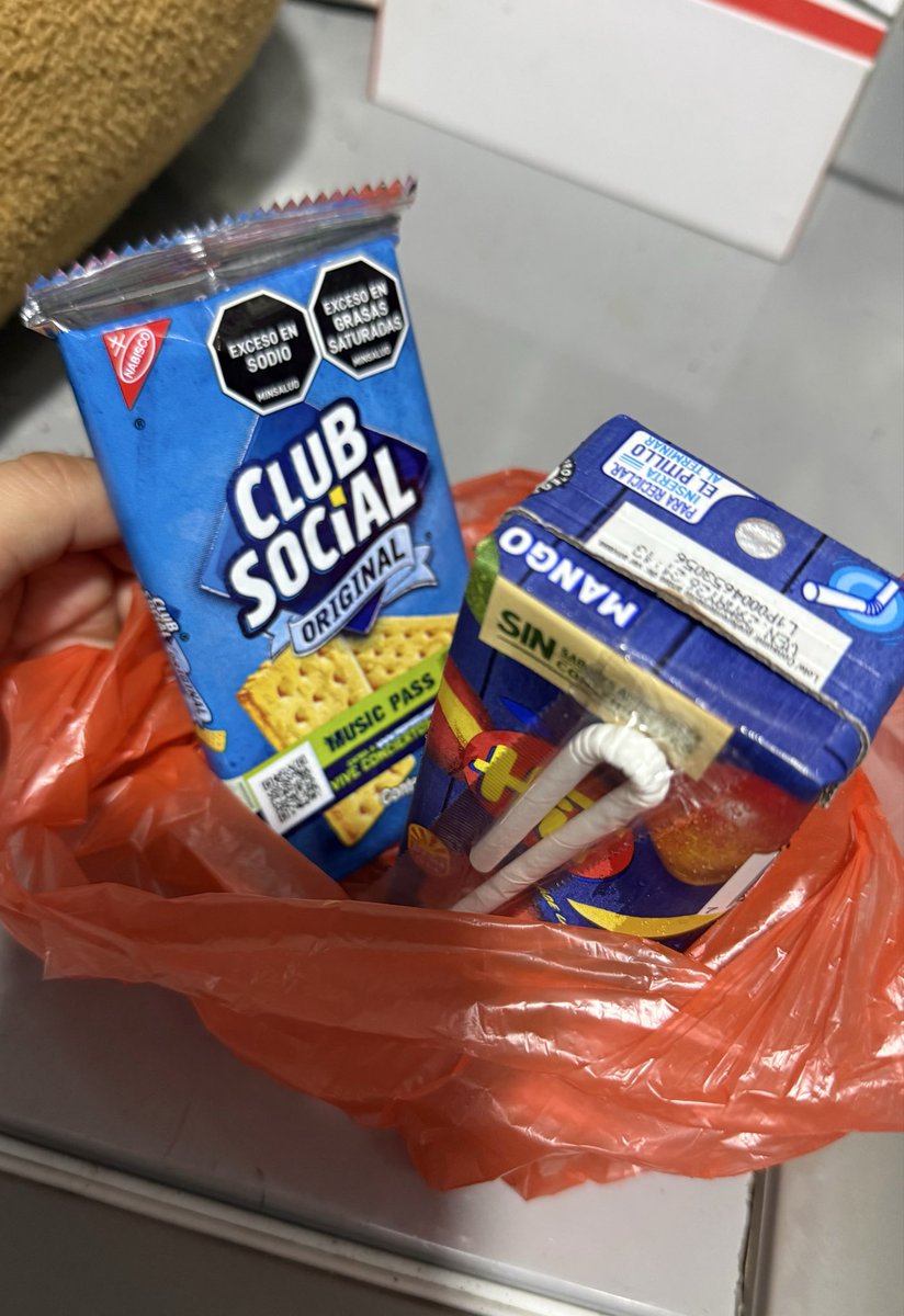 Realice mis prácticas en el 2023 y hoy un trabajador de esa empresa, arrimó a mi trabajo y me dejó este detalle, definitivamente hice las cosas bien.🥹
