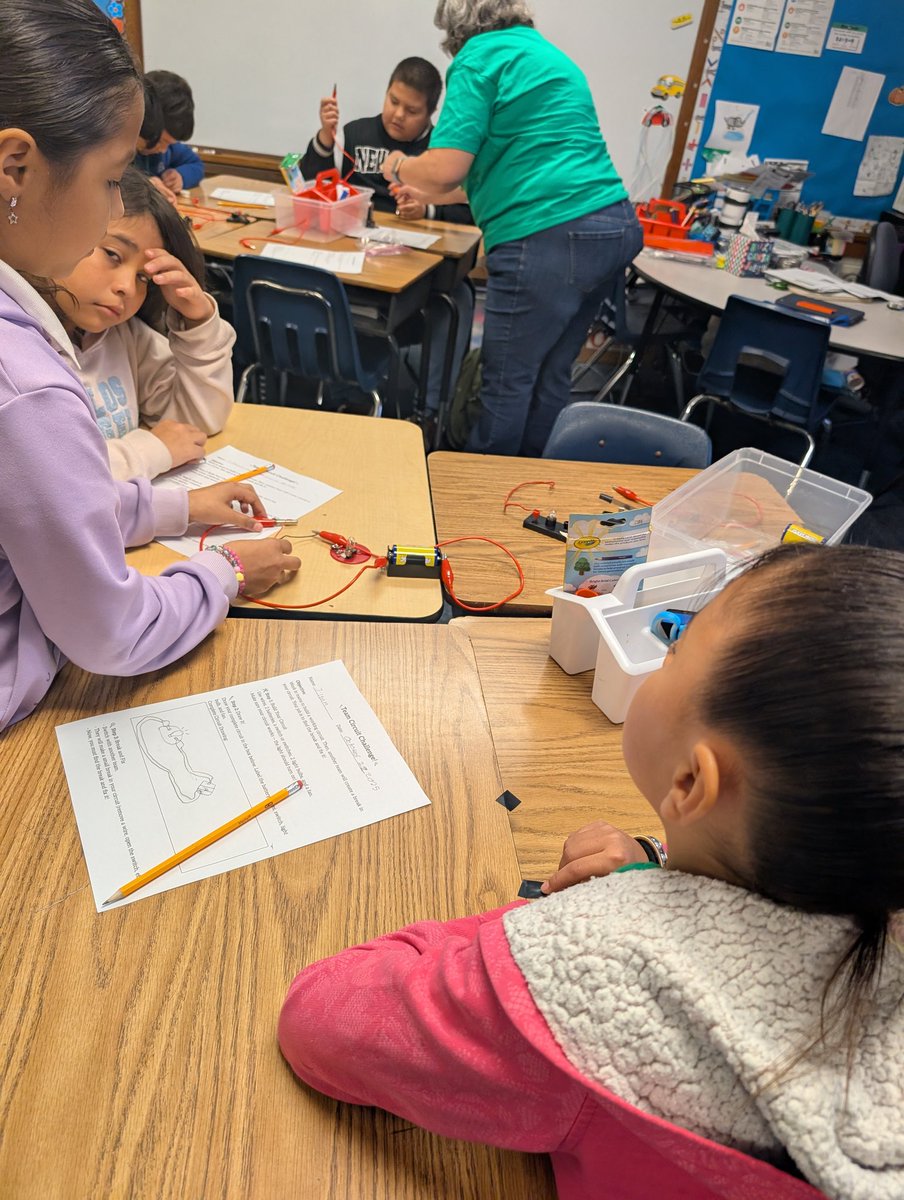 Today <a href="/WMGreenFWISD/">WM Green Elementary School</a> 5th Graders in Mrs. Hagan's class learned about circuits through hands-on exploration! 

¡Hoy los estudiantes de 5o Grado en la clase de Sra. Hagan aprendieron sobre circuitos por la exploración de mano! <a href="/CortezLupe1/">Guadalupe Cortez </a>