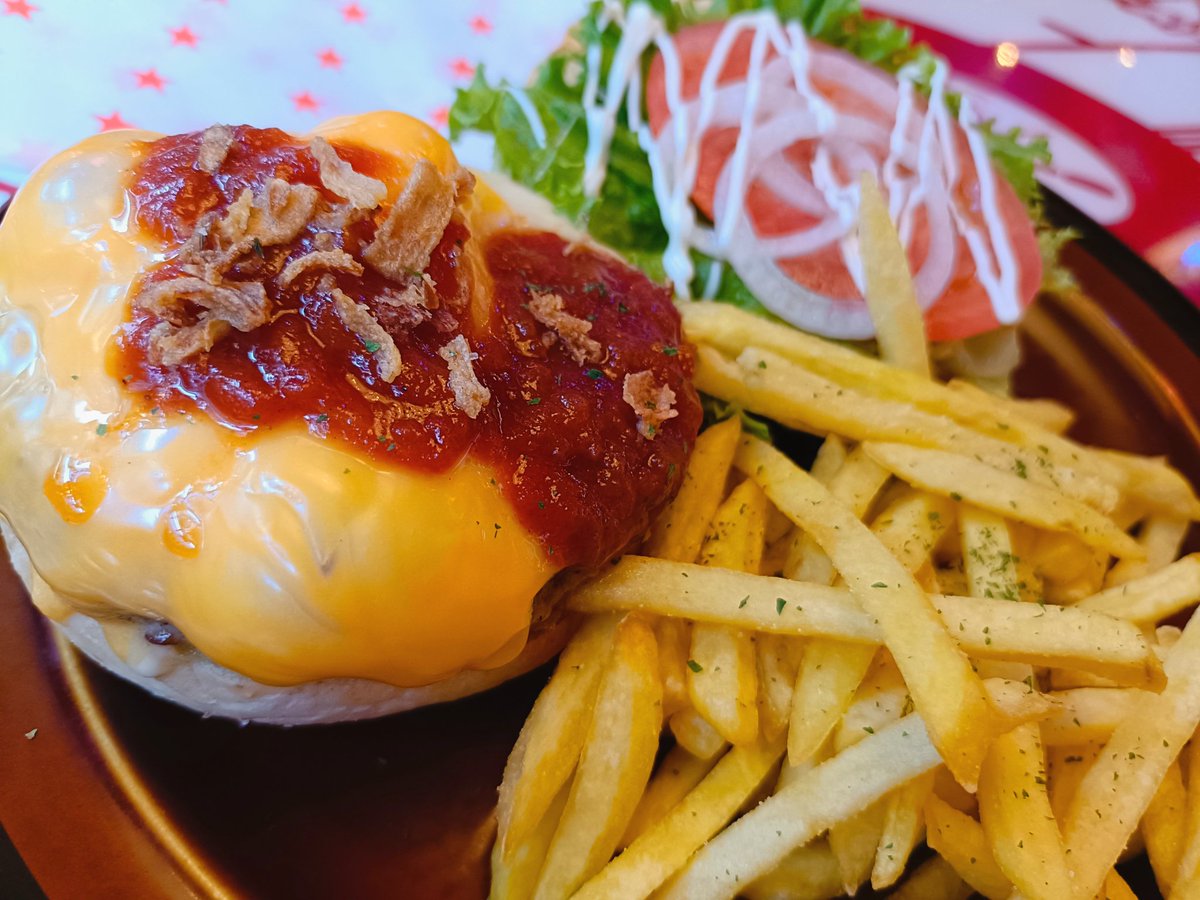 おはキウィ🥝です！✨

一昨日、パートナー🍑とのランチに選ばせていただきました！
【#ブルームーンカフェ🇺🇸✨】
まるで海外来たような気分にさせるような店内の雰囲気🎵🎵

自分は『Wチーズバーガー🍔』を注文したんですが、某バーガー店とはまた違った味わいで最高でした👏✨

#ダイナー #ランチ