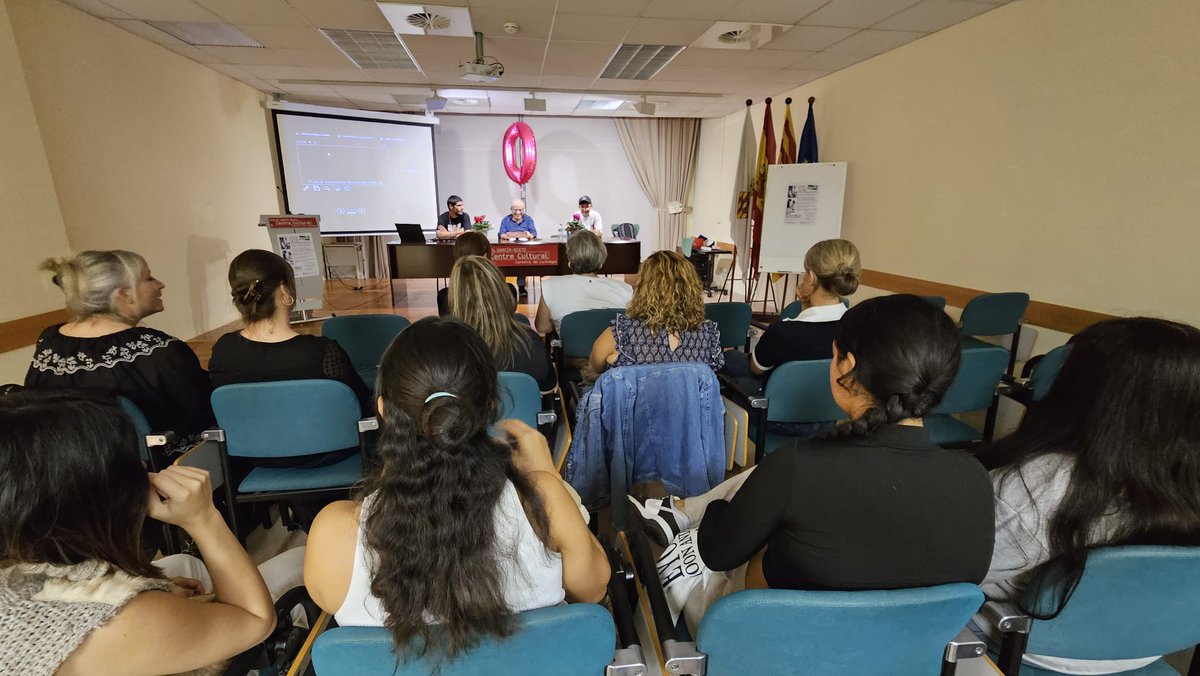 CfaCornella's tweet photo. A la Biblioteca Central de #Cornellà, s'ha presentat la #ComissióZeroAbandonament per lluitar contra l'abandonament escolar🔥. Allà,la nostra alumna Natàlia Flores ha compartit la seva experiència amb unes paraules i reflexions molt emotives! ❤️  @educaciocat @se_bll5 #Integració https://t.co/uelKFLuzGg