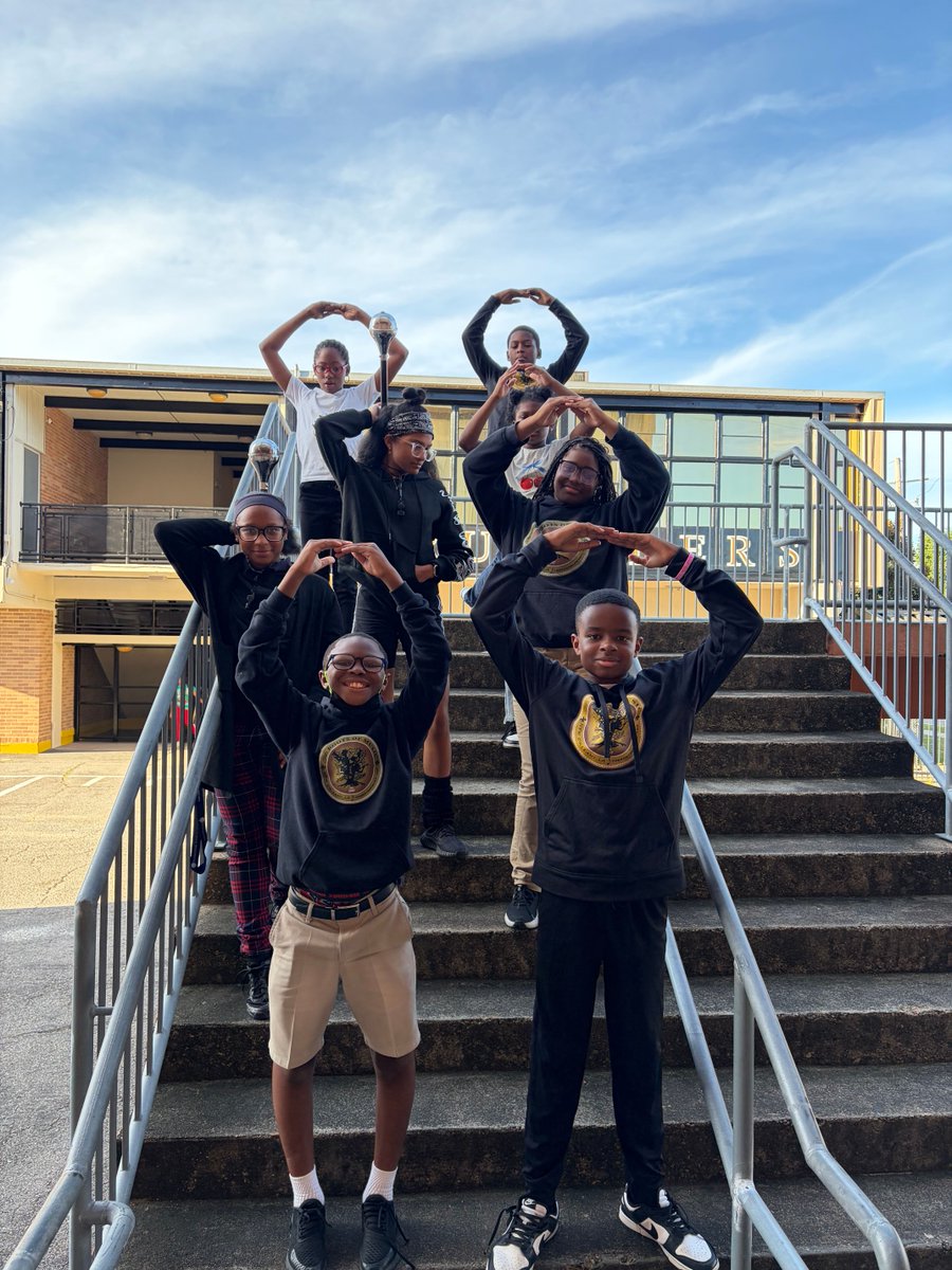 TheRootsofMusic's tweet image. Today is the 26th #LightsonAfterschool day, recognizing the importance of afterschool programs across the U.S. Our Marching Crusaders embraced the #LightbulbChallenge - join the fun and strike a pose 💡!