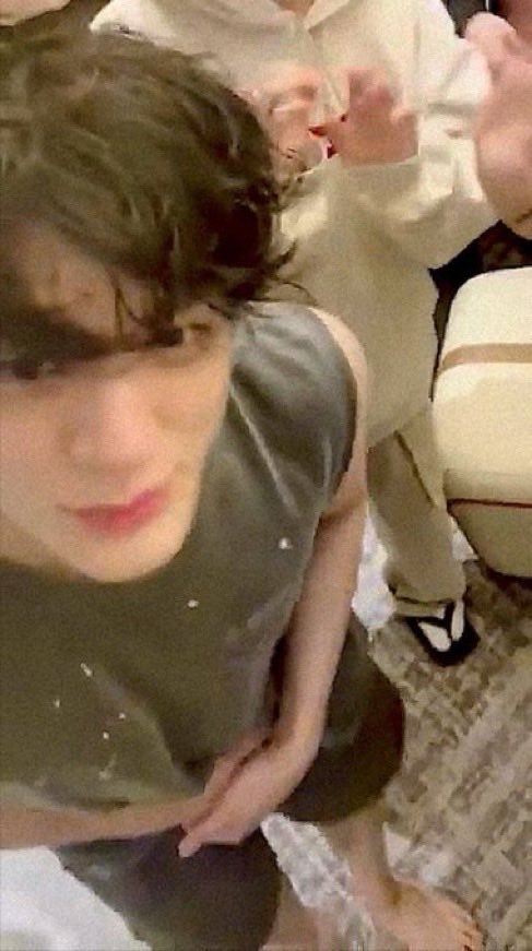 ch0_ha_'s tweet image. 술 먹고 차 끊겨서 졔민이네 자취방으로 간 둘
쟤노 씻으라 해놓고 쇼파에 누워있다가 
잠에 들어버렸는데....

졔민아 씻어....(소곤

그 소리에 졔민이 슬쩍 눈 떴다가 
눈앞에 쟤노 보고 벌떡 일어남