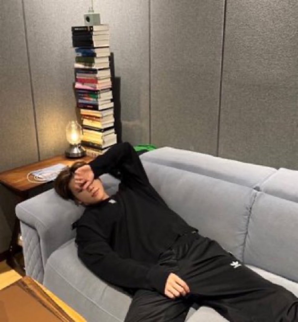 ch0_ha_'s tweet image. 술 먹고 차 끊겨서 졔민이네 자취방으로 간 둘
쟤노 씻으라 해놓고 쇼파에 누워있다가 
잠에 들어버렸는데....

졔민아 씻어....(소곤

그 소리에 졔민이 슬쩍 눈 떴다가 
눈앞에 쟤노 보고 벌떡 일어남