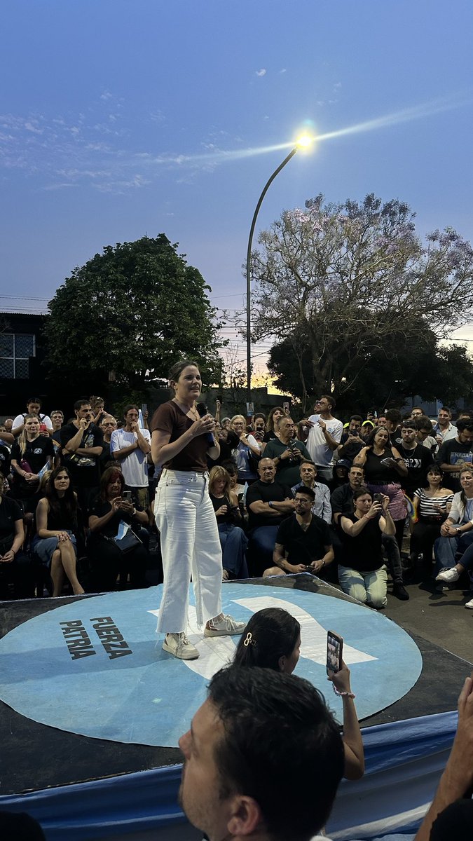 Simplemente Gracias!!!!! Emocionante cierre de campaña de <a href="/fuerzapatriasf/">Fuerza Patria Santa Fe 🇦🇷</a> en #Rosario.  En la calle, en el barrio, junto a los vecinos de Zona Oeste, en una Asamblea Ciudadana, como lo hicimos durante toda la campaña. Estamos convencidos de que estamos del lado correcto. El