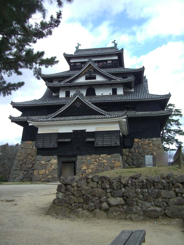 kachonejp's tweet image. 今週の朝ドラ #ばけばけ (4週目)
■松江城
松江市では盆踊りをしない
松江城築城の際、盆踊り会場から若く美しい娘をさらい人柱とした
それ以来盆踊りを開催すると松江城が揺れる怪異が起きたことから
小泉八雲も書き残している
「コノシロ伝説」他伝説多数
今年、松江城天守国宝指定10周年