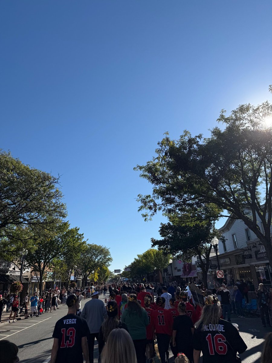 No one does Homecoming like Pat-Med! 🔴📣⚫️ That’s because so many wonderful PMCT members give up their Saturday to march with students in the Homecoming parade, watch grade-level skits, and cheer on PM’s football team. The teacher support in our community is like no other!