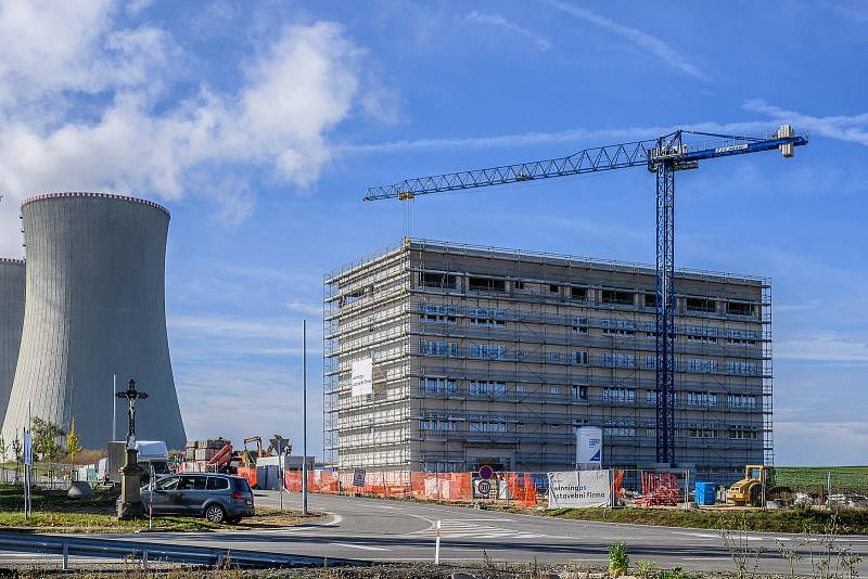 realTZV's tweet image. All things starts small: topping-out ceremony at the office building of @SkupinaCEZ&apos;s #Dukovany #NPP II project, the first new building at the Dukovany II site. In summer 2026, 200 people will work there to kick off the construction of two APR1000.

trebicsky.denik.cz/zpravy_region/…