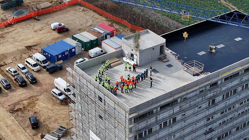 realTZV's tweet image. All things starts small: topping-out ceremony at the office building of @SkupinaCEZ&apos;s #Dukovany #NPP II project, the first new building at the Dukovany II site. In summer 2026, 200 people will work there to kick off the construction of two APR1000.

trebicsky.denik.cz/zpravy_region/…