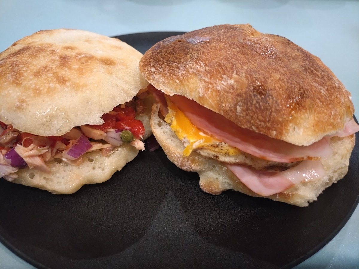 takao_obc's tweet image. マルタ館のフティーラを手がけていたのが、天神橋筋商店街（天四）にあるOrange Fields Bread Factory。「ツナ、オリーブ、ケッパー」「ベーコンと玉子」2種類とも自宅で再現してみました。万博会場で食べたあの味そのもの！
#EXPO2025Forever #アフター万博 
#大阪関西万博 #マルタ #フティーラ