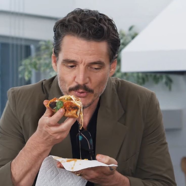 pascalhousewife's tweet photo. He makes eating pizza look sexy🍕 https://t.co/RcSKINXaXN
