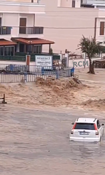 #Turquia | Graves inundaciones azotan Foça, en la provincia turca de Izmir.

Más 👇 Informe #RCM #rcmet
facebook.com/share/r/1KAv4n…