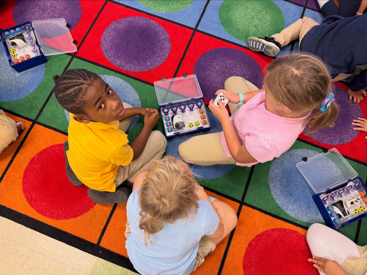 Whsdvex's tweet image. @WoodlandHillsSD 2nd graders in Ms. McGee’s class were introduced to @VEXRobotics VEX AIM today.