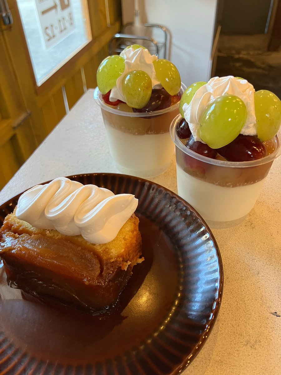 本日の日替わりスイーツは「タルトタタン風パウンドケーキ 330円」「ぶどうパンナコッタ 400円」です⭐️  
パンナコッタは残り4個です🍇

本日も11時より開店いたします🍛 
皆様のご来店を心よりお待ちしております🙇‍♀️