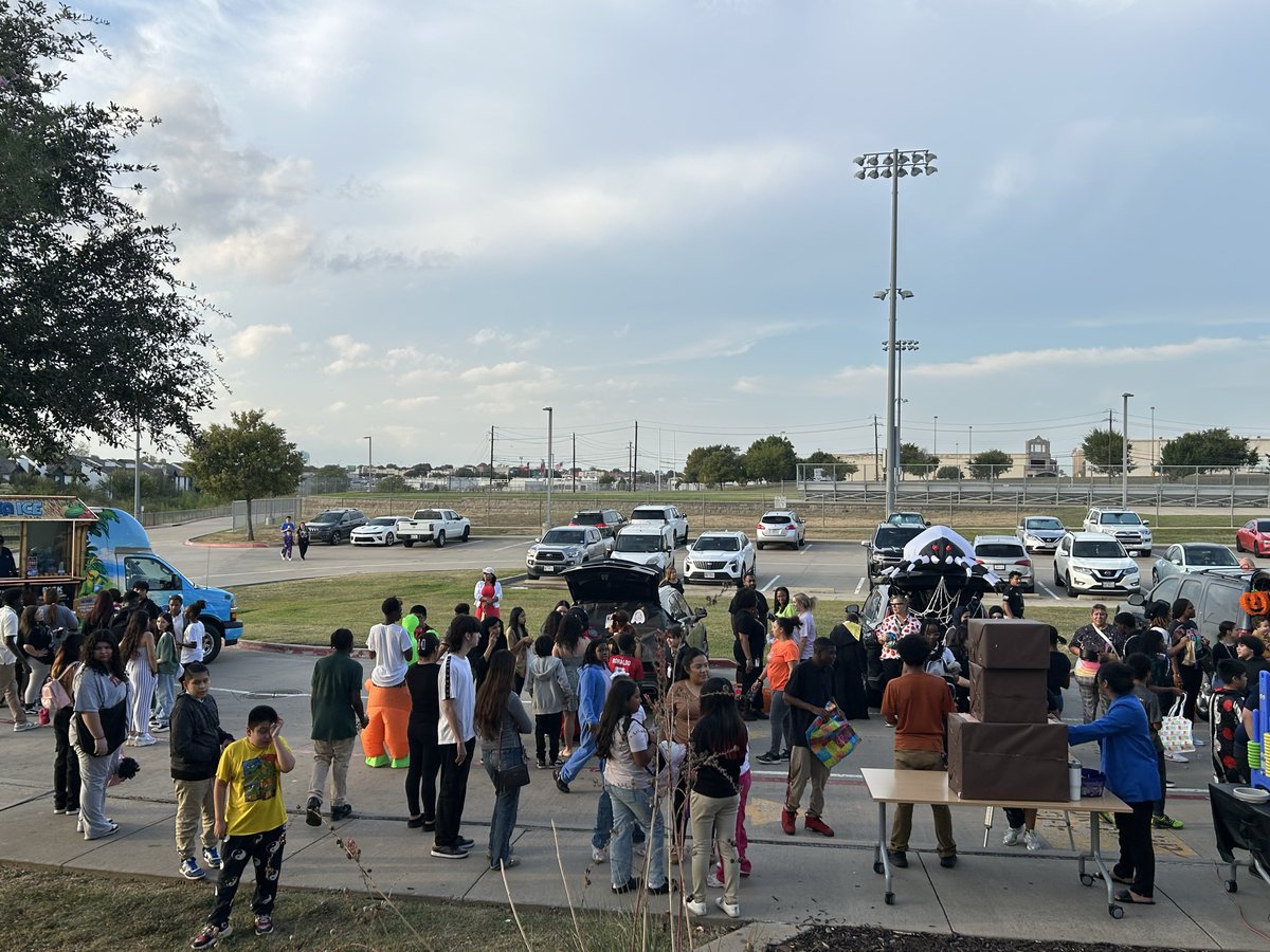 MrsLRWhitaker's tweet image. The 2nd Annual JMS Trunk or Treat is underway! It’s these days that make the hard days worth it! I love My JMS Eagles! #1styearprincipal #TheJMSWay