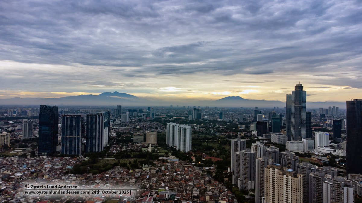 oysteinvolcano's tweet image. The volcanoes of Gede Pangrango and Salak as seen from Jakarta🇮🇩on this clear morning.