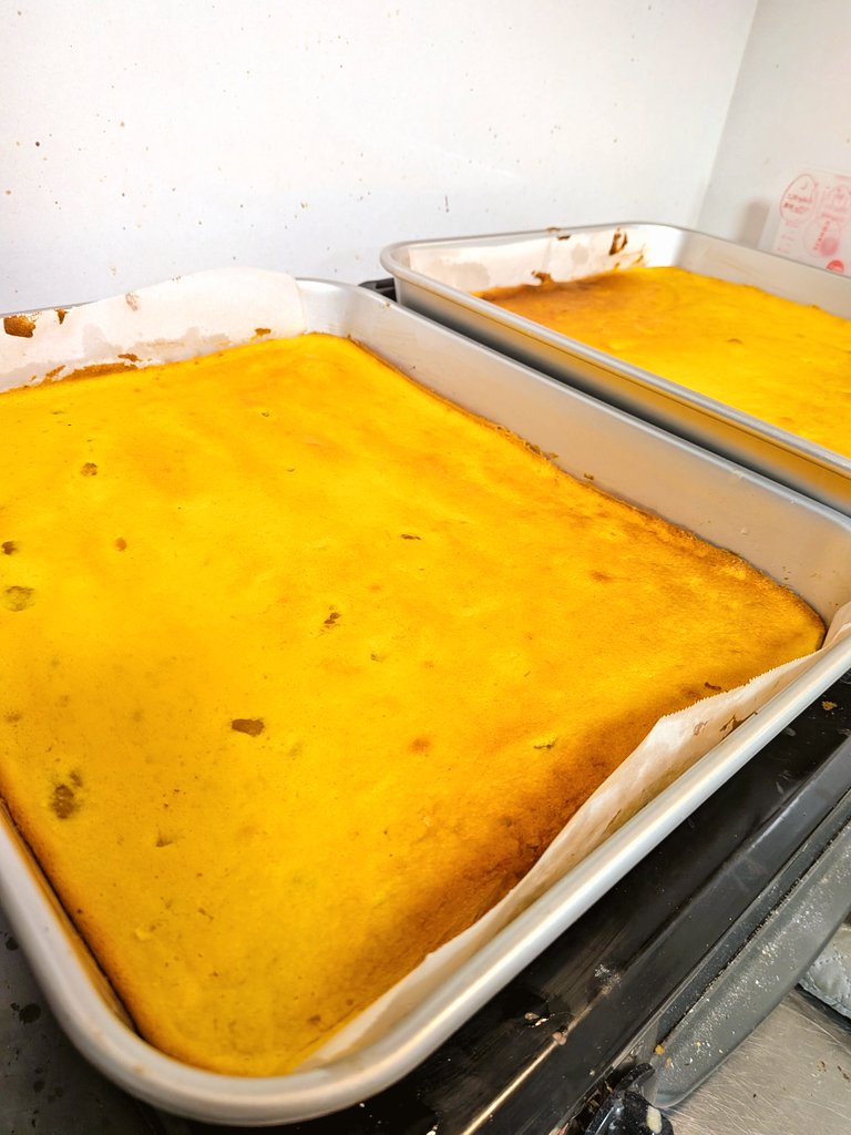 早朝から南瓜のベースケーキが
ドンドン焼けてます🎃♥😻
蒸南瓜を混ぜ込んでいるからなのか
いつもより甘い香りな気がします