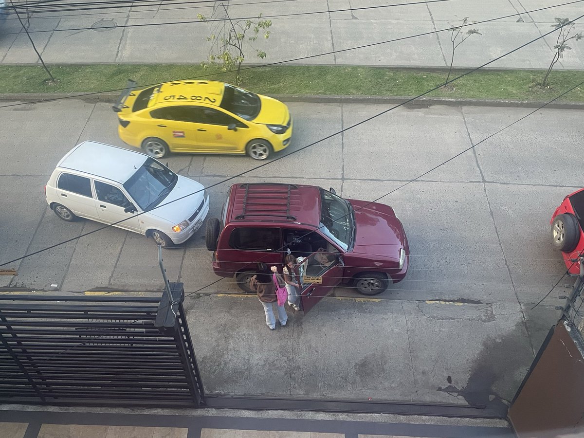 Señores de <a href="/emov_ep/">EMOV EP Cuenca</a> de la manera más amable les pido que realicen operativos diarios en la Av primero de mayo y Alfonso maría mora.. todos los días carros estacionados en los garages xq la gente compra empanadas <a href="/czamoramatute/">Cristian Zamora M</a>