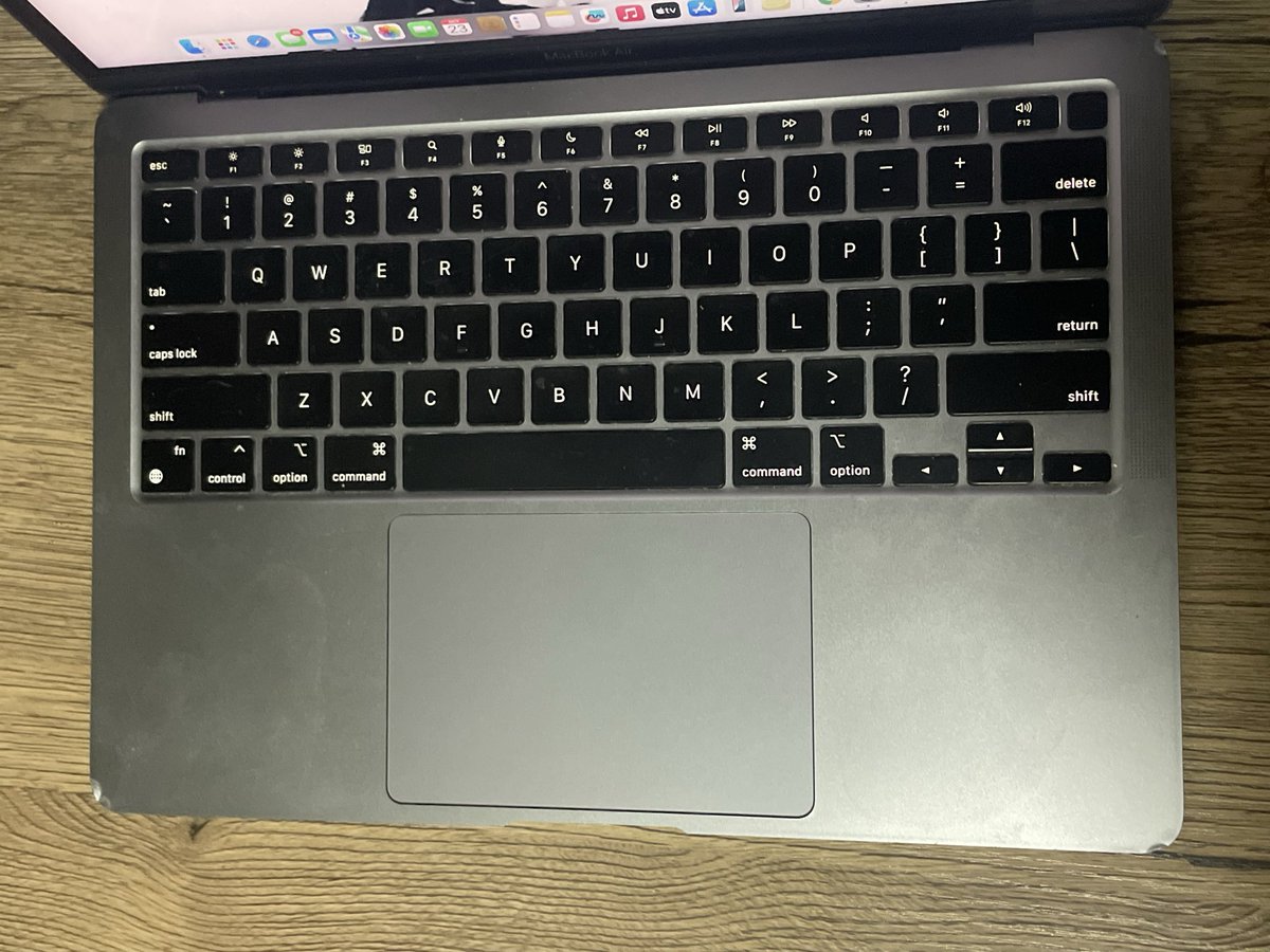 applesyibu's tweet photo. wts lfb macbook air m1 2020 ph

20,000php

256gb sdd
8gb ram
472cc
83% batt health (normal) 
includes original apple type c cord 

all working / no other issues except dents and scratches (see comments)

pls check pinned for deets https://t.co/NSsIZfzfM0