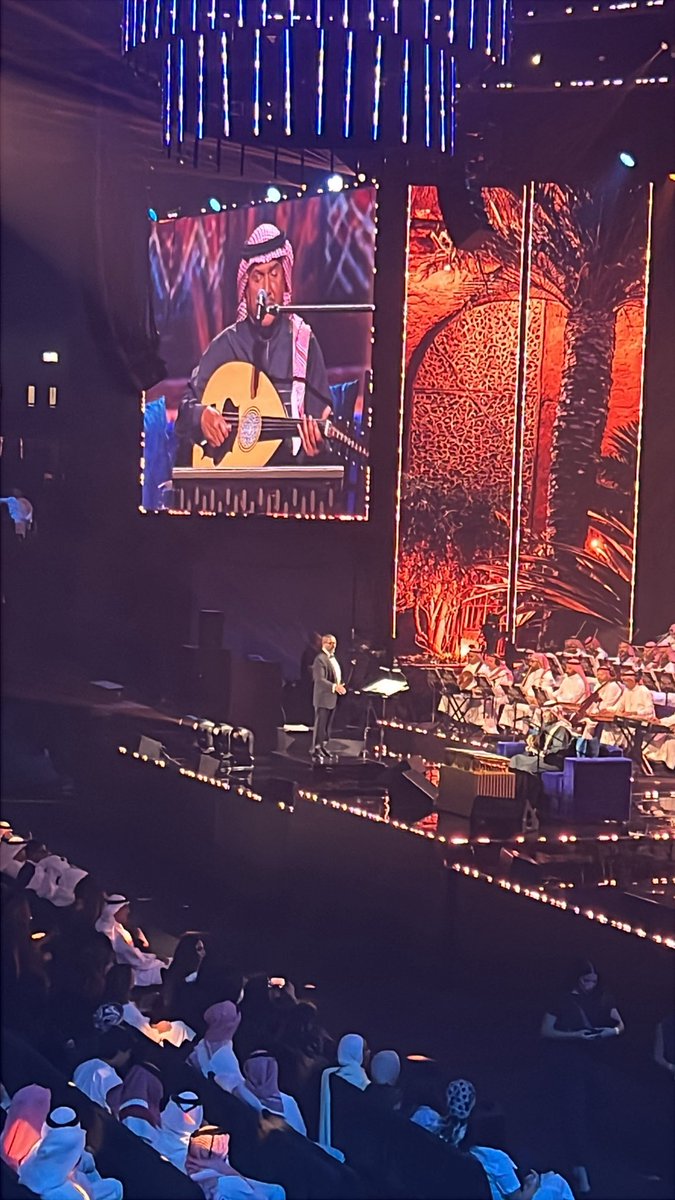 الله يطول بعمرك ❤️
 #محمد_عبده_في_الكويت