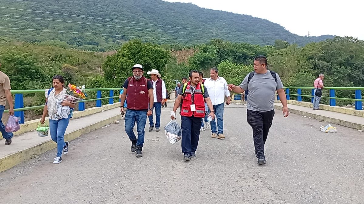 martibatres's tweet image. En Xochiatipan, llevando los apoyos necesarios tras la fractura de un puente.