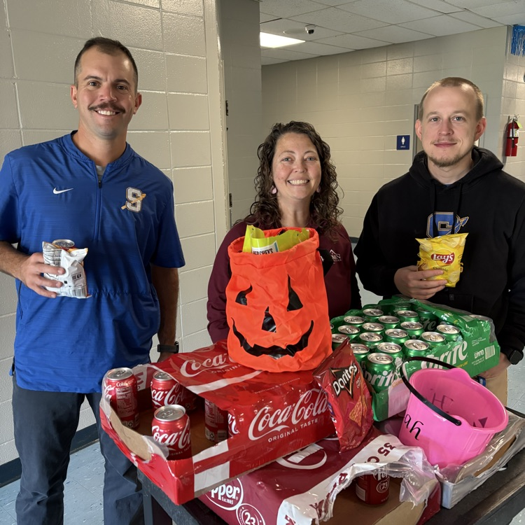 SJHSwarriors's tweet image. Our staff was ever so happy to see that teacher cart today! 😊 Thank you to Rodman Properties for coming to visit and showering our teachers with snacks. We appreciate you so much! 💛💙#tww #community #GOW25