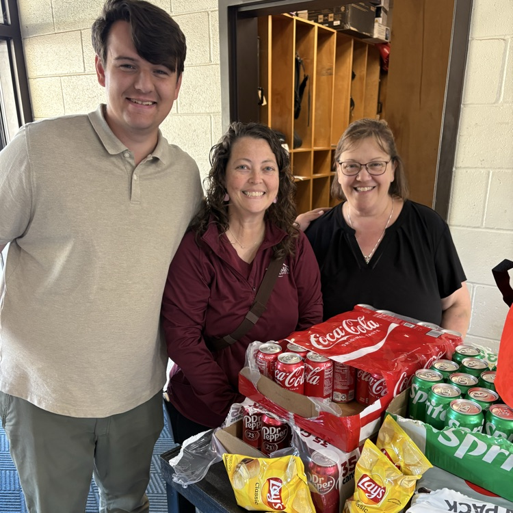 SJHSwarriors's tweet image. Our staff was ever so happy to see that teacher cart today! 😊 Thank you to Rodman Properties for coming to visit and showering our teachers with snacks. We appreciate you so much! 💛💙#tww #community #GOW25